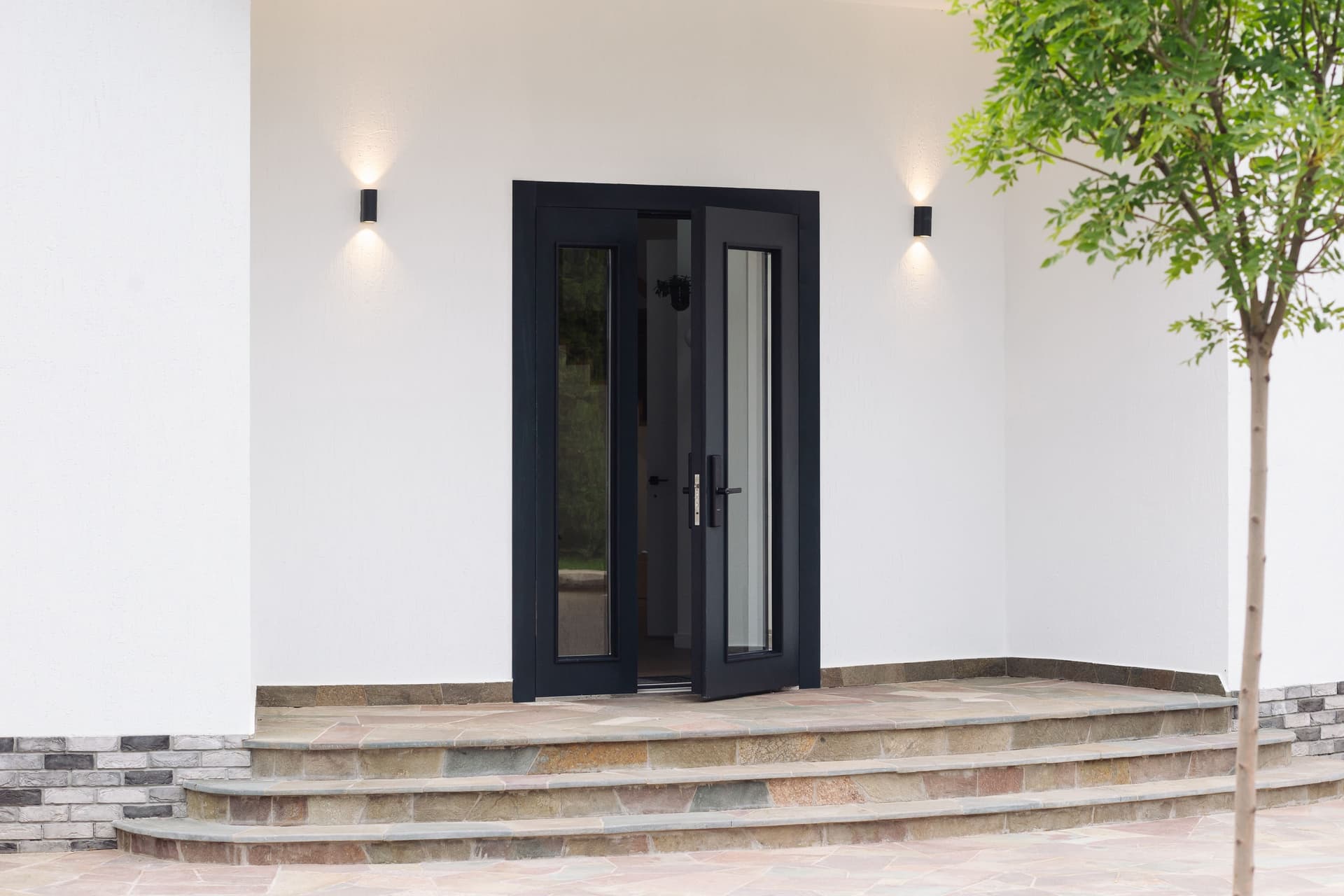 Дверь стелс с остеклением