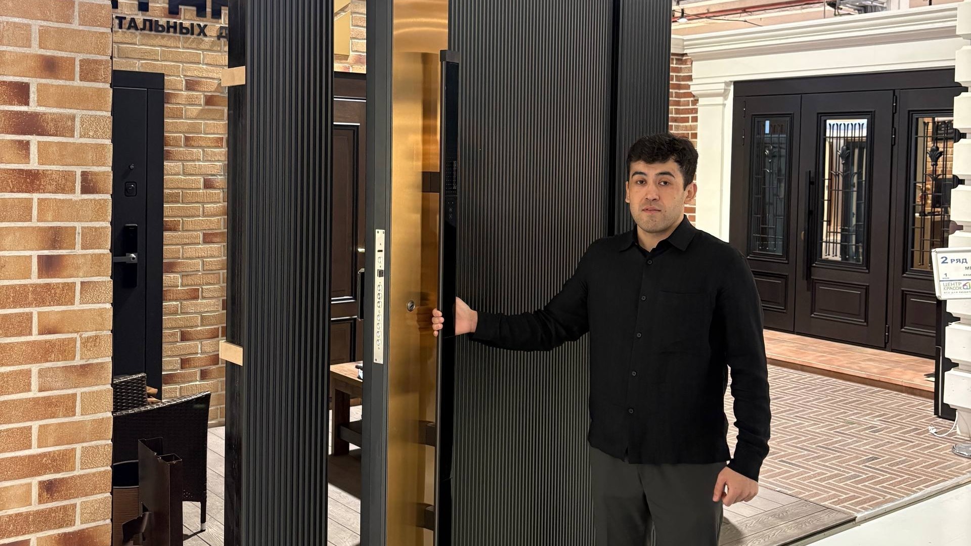 Пивот-двери в Алматы — что это, как устроены и сколько стоят в 2026