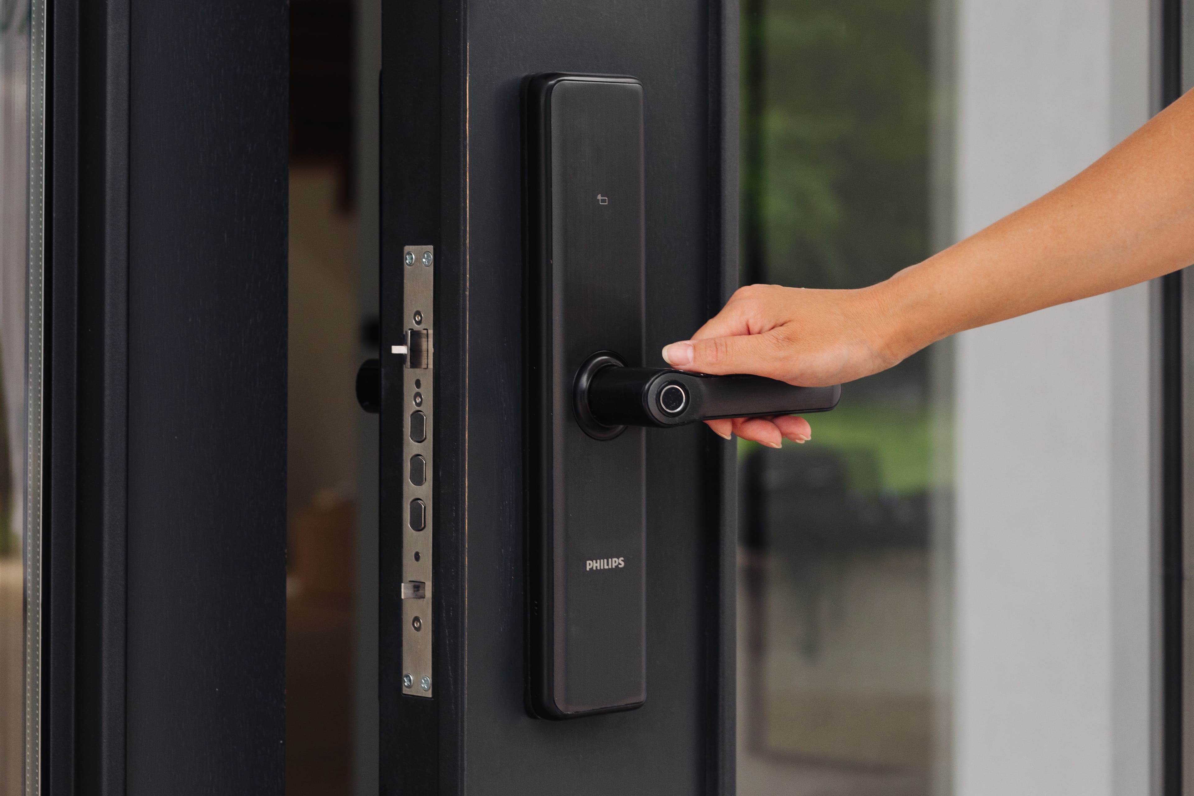 Дверь стелс с остеклением - фото 2