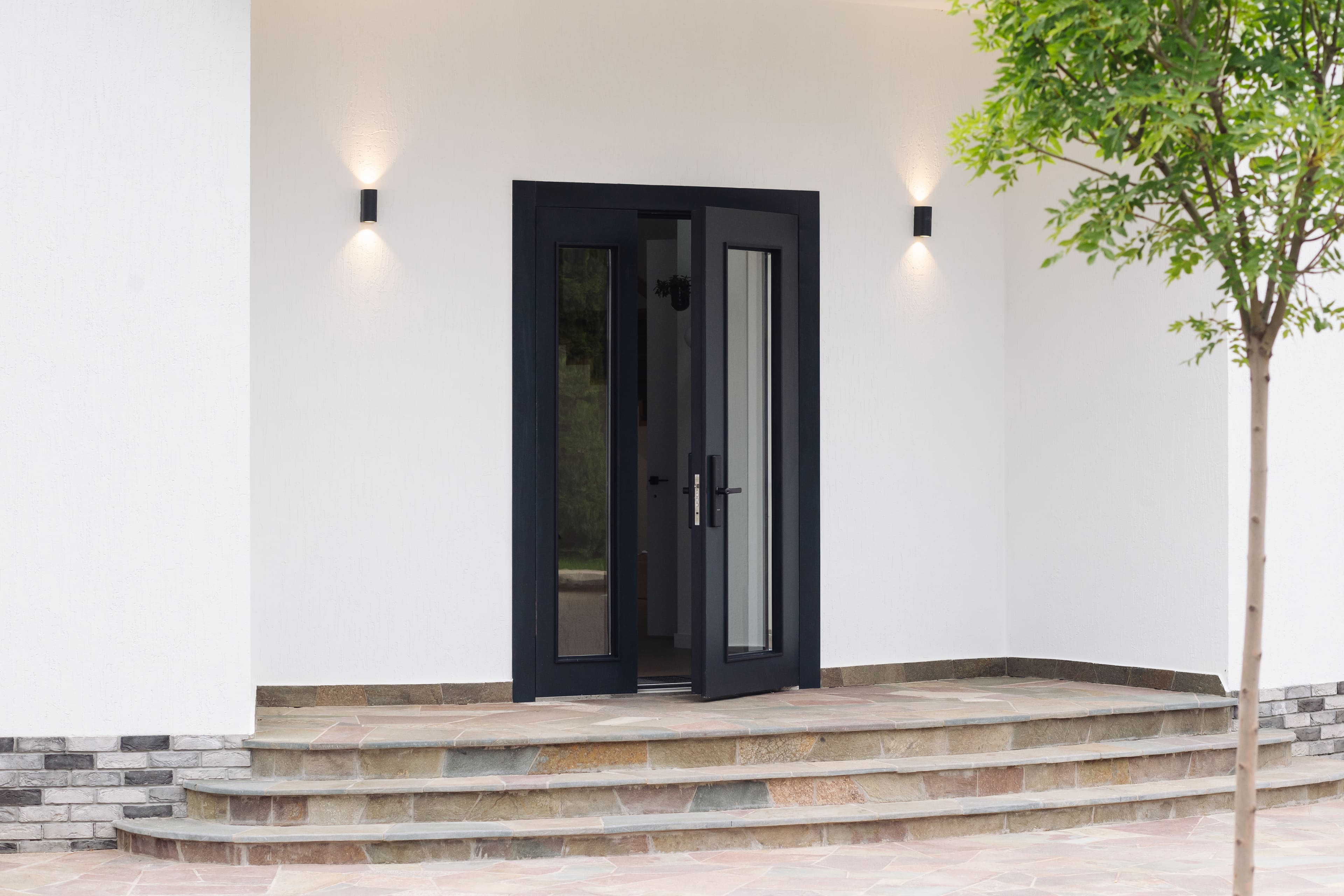 Дверь стелс с остеклением