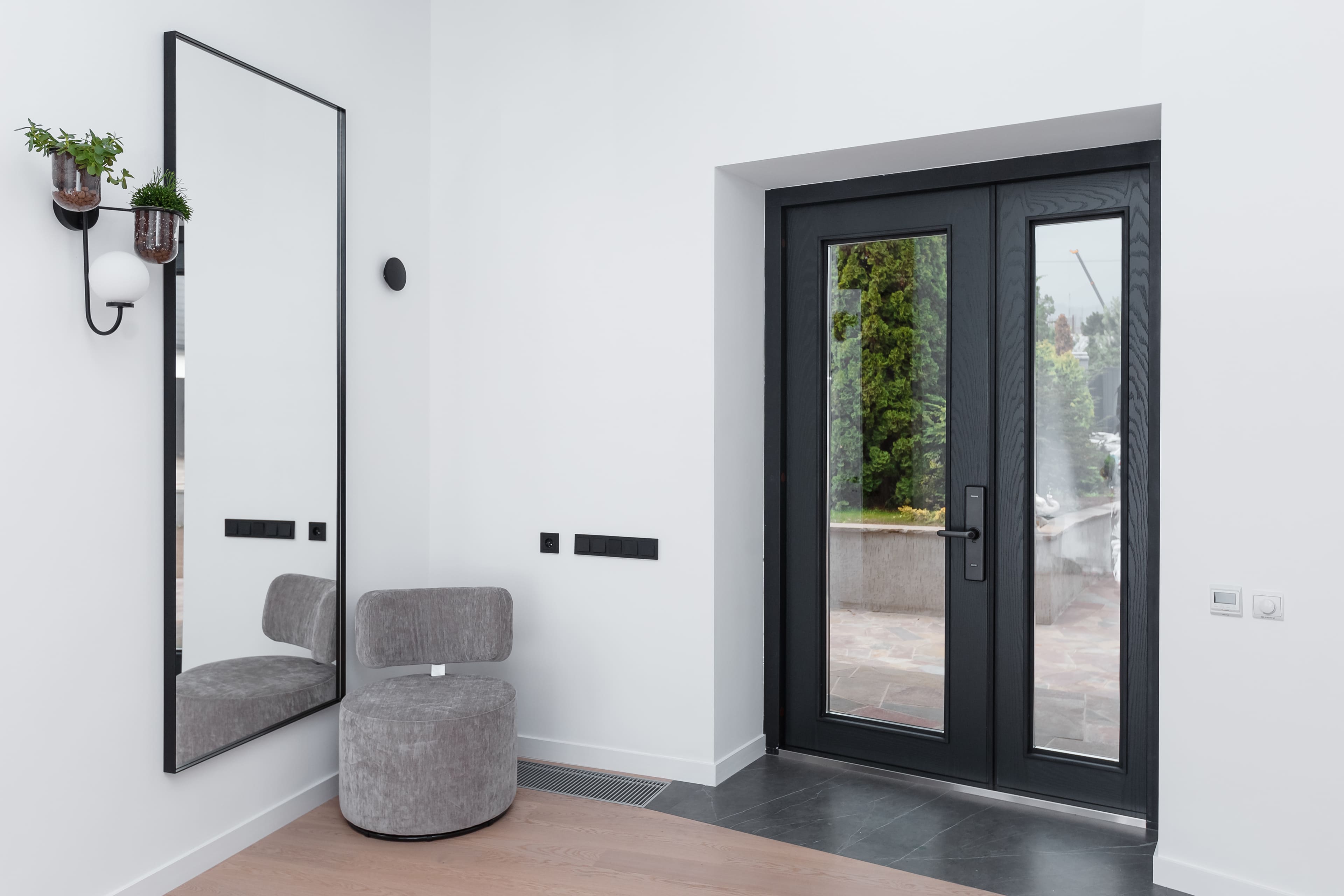 Дверь стелс с остеклением - фото 3